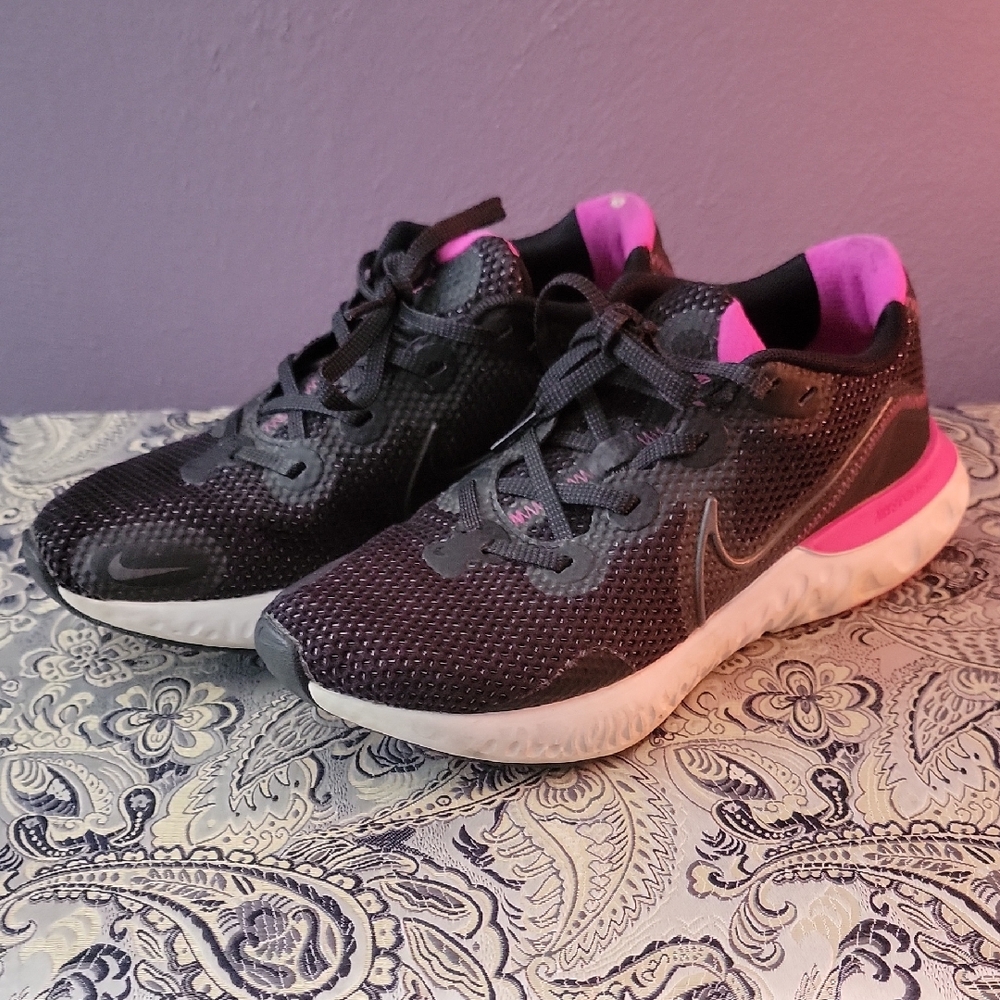Nike Women's Black and Pink Athletic Shoes